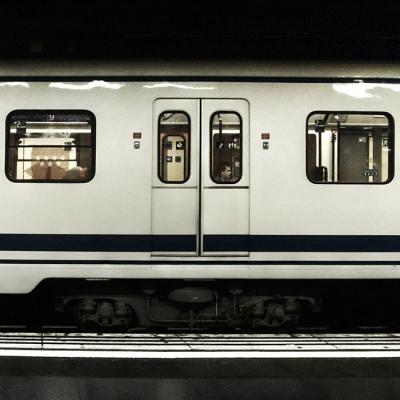 20071216235722-20071124210348-train-door-window-face.jpg
